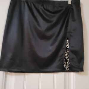Verdusa Sleek Black High waist Mini Skirt with Chain Accent
